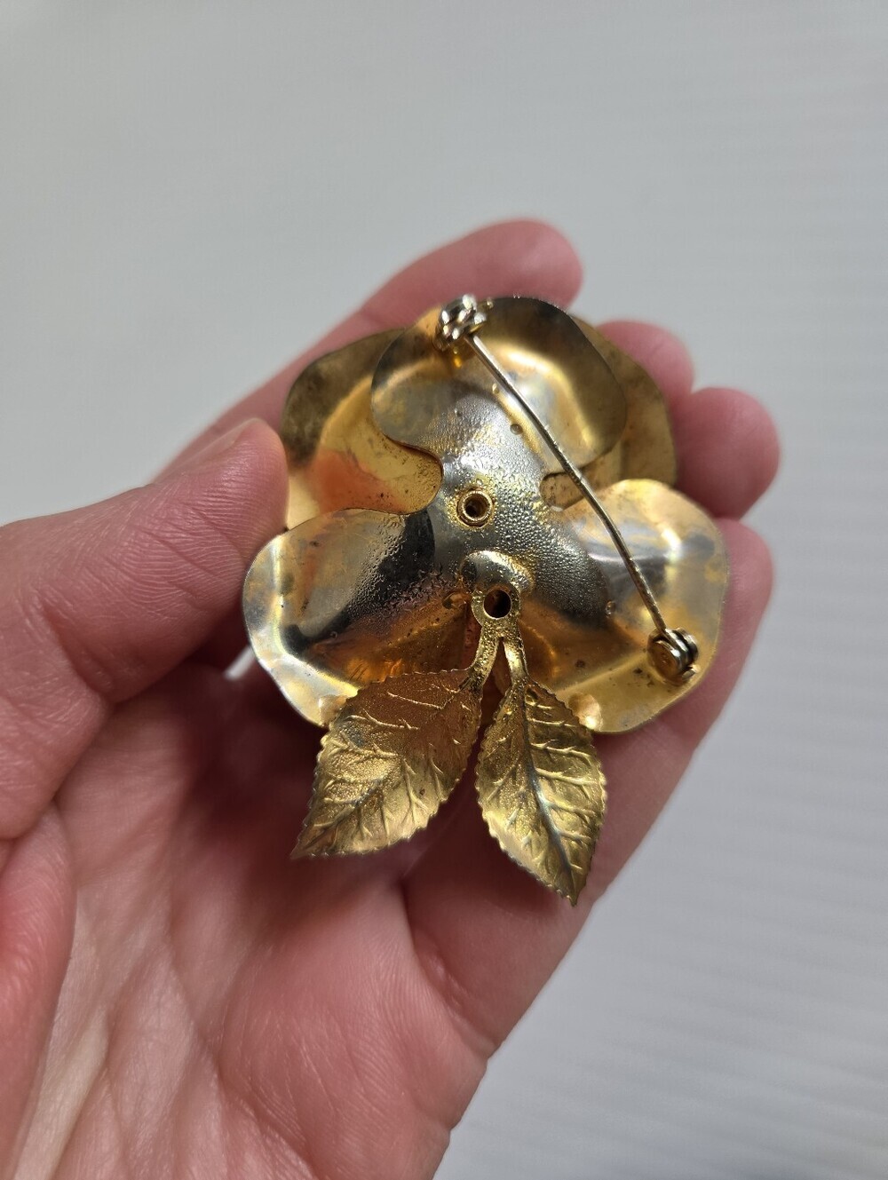 Vintage Creamy White Enamel Rose Brooch Gold Tone Leaves Floral Pin - Picture 3 of 4